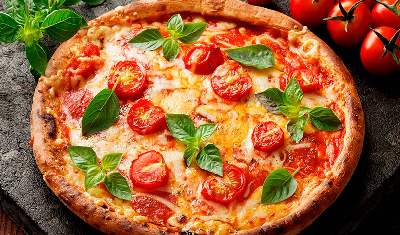 Pizza al ajo con tomates frescos