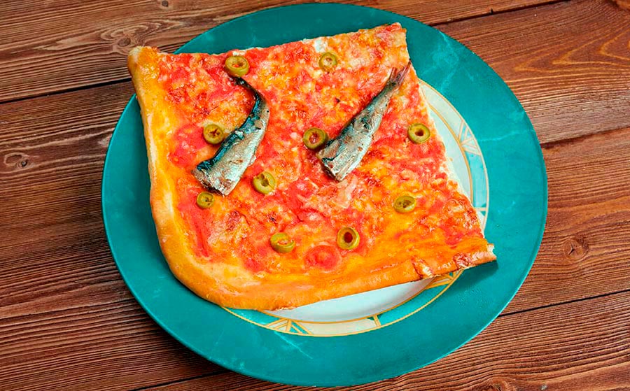 Pizza con sardinas y cebolla caramelizada