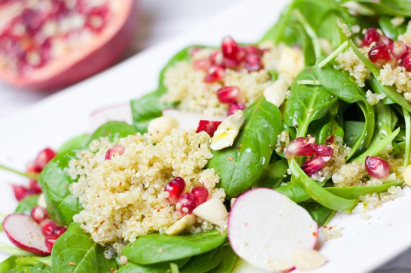 Ensalada con granada y quinoa