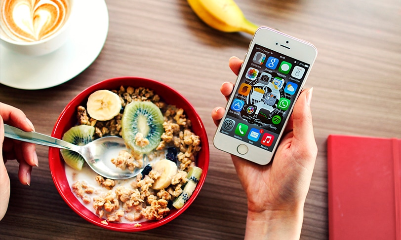 Comer con el teléfono móvil provoca sobre peso