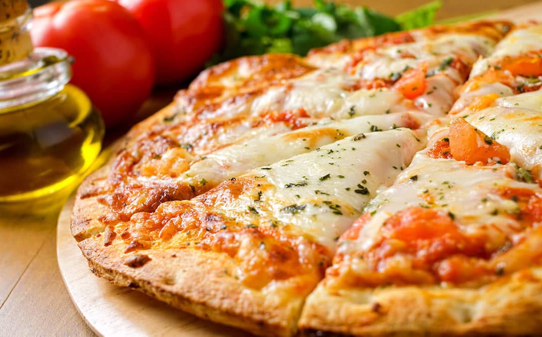 Pizza con tomate, albahaca y mozzarella